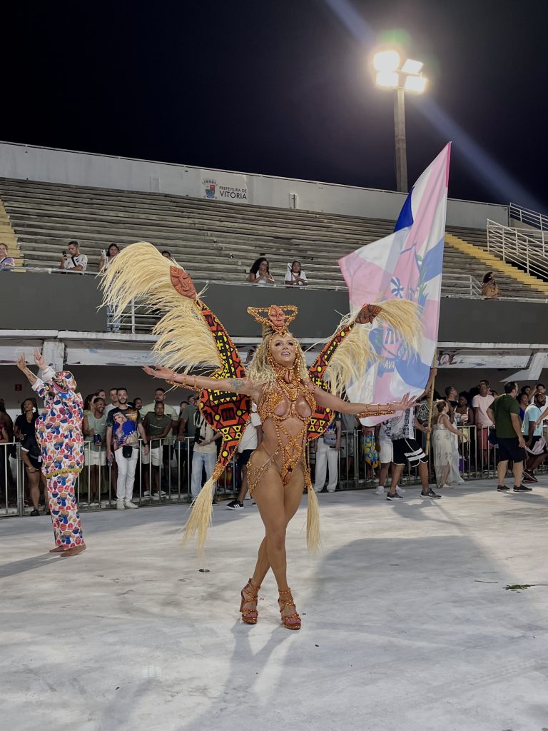 Thalita Zampirolli é a rainha de bateria da Chegou em 2026. Crédito: Vida Flor
